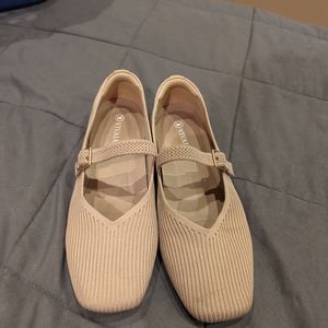 Vivaia Square Toe V Cut With Strap Sz 38.5 (US 7.5)